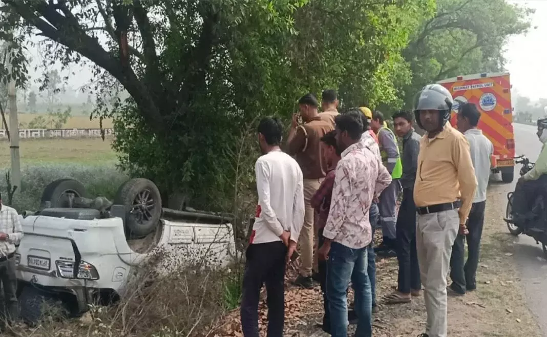 Shahjahanpur: टायर फटने के कारण कार खाई में गिर गई, चालक की जान बची