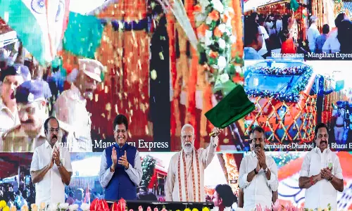 तमिलनाडु: PM मोदी ने तिरुचिरापल्ली और एर्नाकुलम से कई ट्रेनों को हरी झंडी दिखाई तमिलनाडु: PM मोदी ने तिरुचिरापल्ली और एर्नाकुलम से कई ट्रेनों को हरी झंडी दिखाई