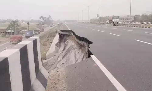 भूस्खलन के कारण NH 19 पर कोलकाता-बर्दवान लेन बंद भूस्खलन के कारण NH 19 पर कोलकाता-बर्दवान लेन बंद
