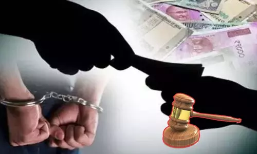 Kasganj: तहसीलदार के पेशकार ने रिश्वत मांगी, पुलिस ने 25 हजार के साथ किया गिरफ्तार Kasganj: तहसीलदार के पेशकार ने रिश्वत मांगी, पुलिस ने 25 हजार के साथ किया गिरफ्तार