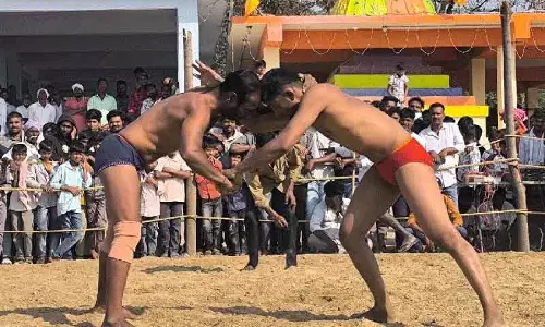 Medak में दुर्गम्मा-पोचम्मा जथारा कुश्ती में भारी भीड़ Medak में दुर्गम्मा-पोचम्मा जथारा कुश्ती में भारी भीड़