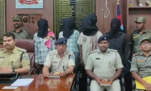 मॉब लिंचिंग: बच्चा चोरी की अफवाह में महिला की पीट-पीटकर हत्या, 8 गिरफ्तार मॉब लिंचिंग: बच्चा चोरी की अफवाह में महिला की पीट-पीटकर हत्या, 8 गिरफ्तार