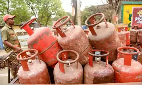 खाद्य एवं उपभोक्ता संरक्षण विभाग का दावा- प्रदेश में घरेलू गैस सिलेंडर की पर्याप्त उपलब्धता खाद्य एवं उपभोक्ता संरक्षण विभाग का दावा- प्रदेश में घरेलू गैस सिलेंडर की पर्याप्त उपलब्धता