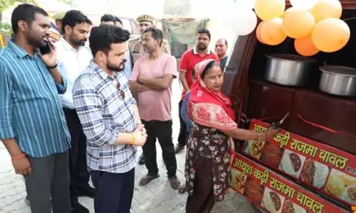 रामपुर में ‘कबाड़ से रोजगार’ मॉडल: बेकार एंबुलेंस बनीं मोबाइल दुकानें