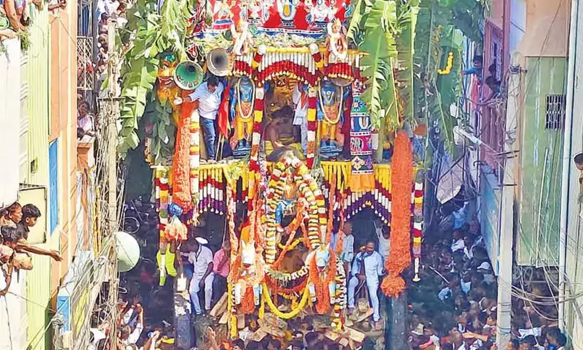 Andhra: कदिरी में ब्रह्मा रथोत्सव की भव्यता Andhra: कदिरी में ब्रह्मा रथोत्सव की भव्यता
