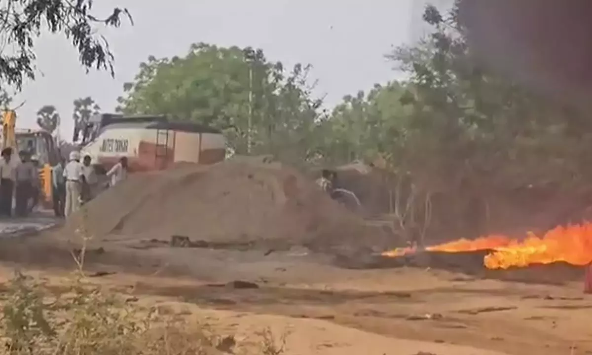 Andhra: वेलागपुडी में एलएंडटी स्टॉक पॉइंट में आग लग गई Andhra: वेलागपुडी में एलएंडटी स्टॉक पॉइंट में आग लग गई