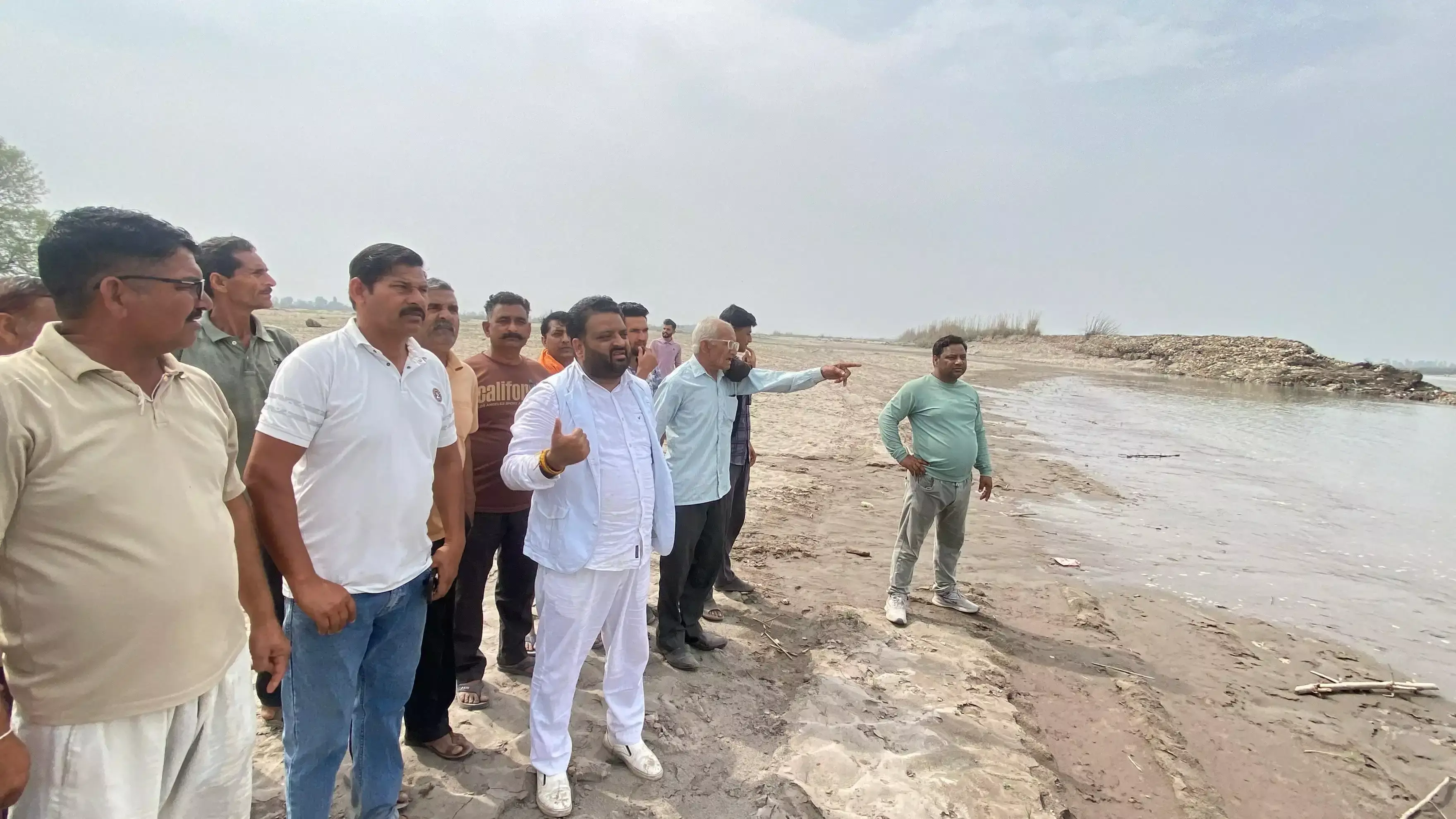 Jammu: कांग्रेस नेता ने बाढ़ प्रभावितों से मुलाकात की, मुआवजा न मिलने पर नाराज़गी जताई Jammu: कांग्रेस नेता ने बाढ़ प्रभावितों से मुलाकात की, मुआवजा न मिलने पर नाराज़गी जताई