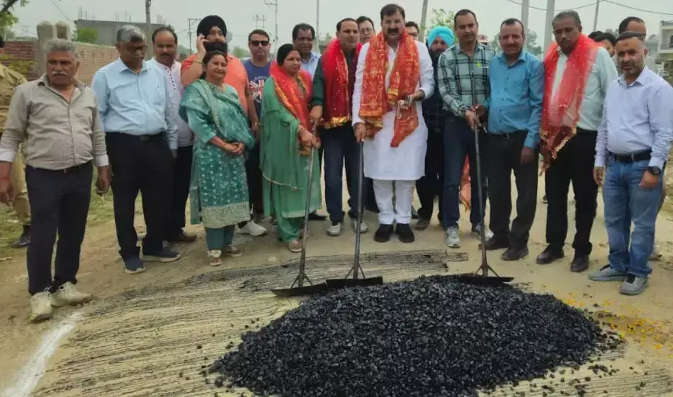 Jammu: ब्लैकटॉपिंग से बेहतर सड़क सुविधा मिलेगी जम्मू वेस्ट में Jammu: ब्लैकटॉपिंग से बेहतर सड़क सुविधा मिलेगी जम्मू वेस्ट में