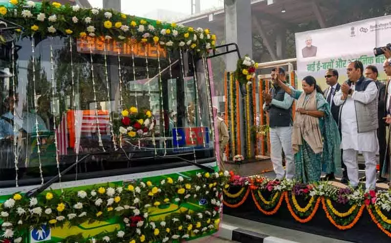 Delhi इस महीने अपने बेड़े में 200 नई इलेक्ट्रिक बसें जोड़ेगी Delhi इस महीने अपने बेड़े में 200 नई इलेक्ट्रिक बसें जोड़ेगी