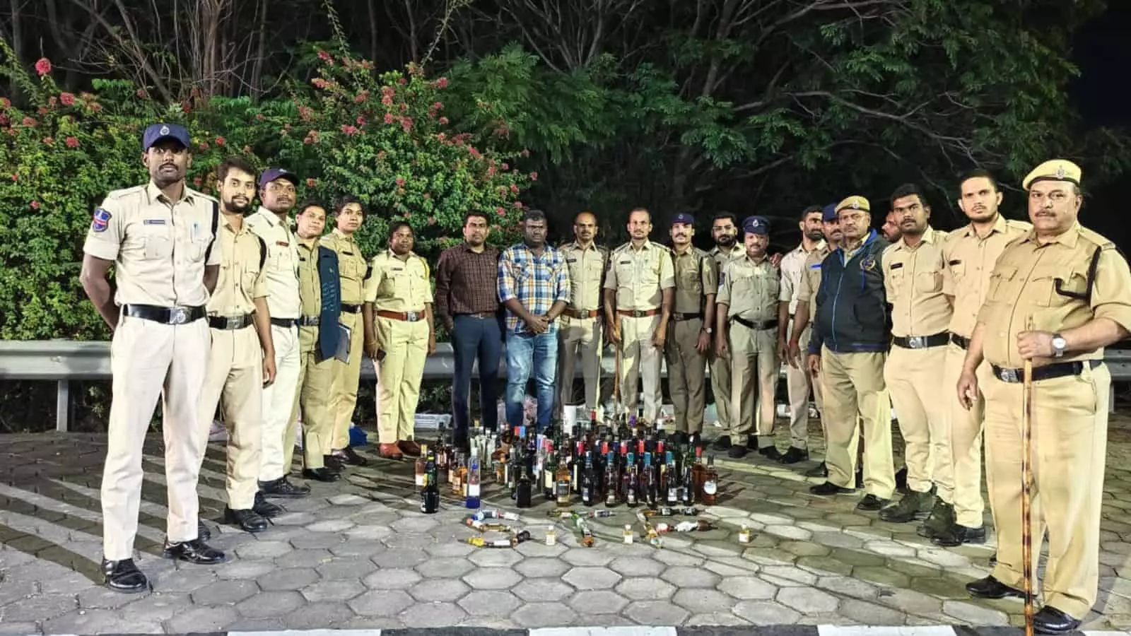 Telangana आबकारी विभाग ने 3.68 लाख रुपये की गैर-शुल्क शराब जब्त की Telangana आबकारी विभाग ने 3.68 लाख रुपये की गैर-शुल्क शराब जब्त की