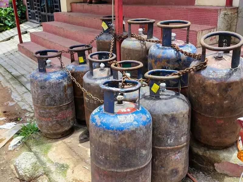 LPG crisis: Delhi-NCR के हॉस्पिटैलिटी सेक्टर पर असर, रेस्टोरेंट और क्लाउड किचन बंद होने का खतरा LPG crisis: Delhi-NCR के हॉस्पिटैलिटी सेक्टर पर असर, रेस्टोरेंट और क्लाउड किचन बंद होने का खतरा