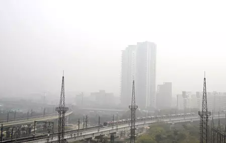 दिल्ली-एनसीआर मौसम से बेहाल: सुबह धुंध, दिन में तपिश और हर तरफ हवा जहरीली दिल्ली-एनसीआर मौसम से बेहाल: सुबह धुंध, दिन में तपिश और हर तरफ हवा जहरीली