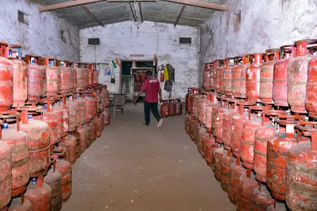 भारत ने वैकल्पिक मार्गों से हासिल की LPG और LNG, घरेलू कंपनियों ने भी बढ़ाया उत्पादन भारत ने वैकल्पिक मार्गों से हासिल की LPG और LNG, घरेलू कंपनियों ने भी बढ़ाया उत्पादन