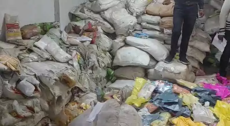 Indore : एंटी-प्लास्टिक ड्राइव में बैन पॉलीथीन की 35 बोरियां ज़ब्त? ₹75K का स्पॉट फाइन लगाया गया Indore : एंटी-प्लास्टिक ड्राइव में बैन पॉलीथीन की 35 बोरियां ज़ब्त? ₹75K का स्पॉट फाइन लगाया गया