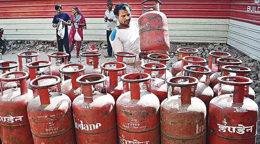 Indore : गैस खत्म हो रही है? फ्यूल बदलने का उपदेश Indore : गैस खत्म हो रही है? फ्यूल बदलने का उपदेश