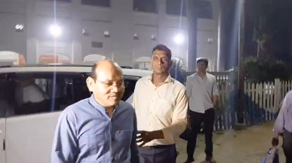 Hardoi: रिश्वत मामले में CBI की कार्रवाई, बसपा के पूर्व जिलाध्यक्ष को बैठक से उठाया Hardoi: रिश्वत मामले में CBI की कार्रवाई, बसपा के पूर्व जिलाध्यक्ष को बैठक से उठाया