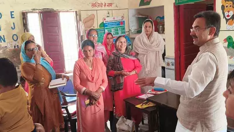 विधानसभा अध्यक्ष कल्याण ने Karnal गांव में आंगनवाड़ी केंद्र का निरीक्षण किया विधानसभा अध्यक्ष कल्याण ने Karnal गांव में आंगनवाड़ी केंद्र का निरीक्षण किया