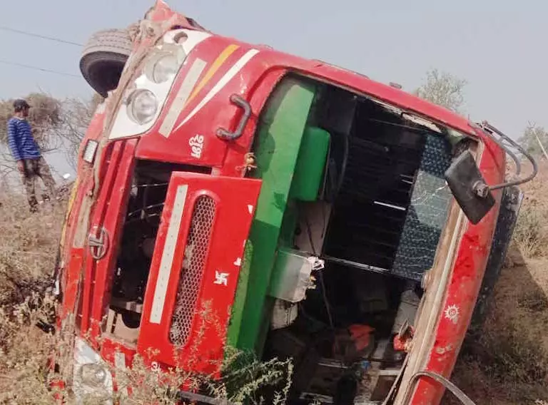 मुंगेली में बस हादसा, पलटने से कई यात्री घायल मुंगेली में बस हादसा, पलटने से कई यात्री घायल