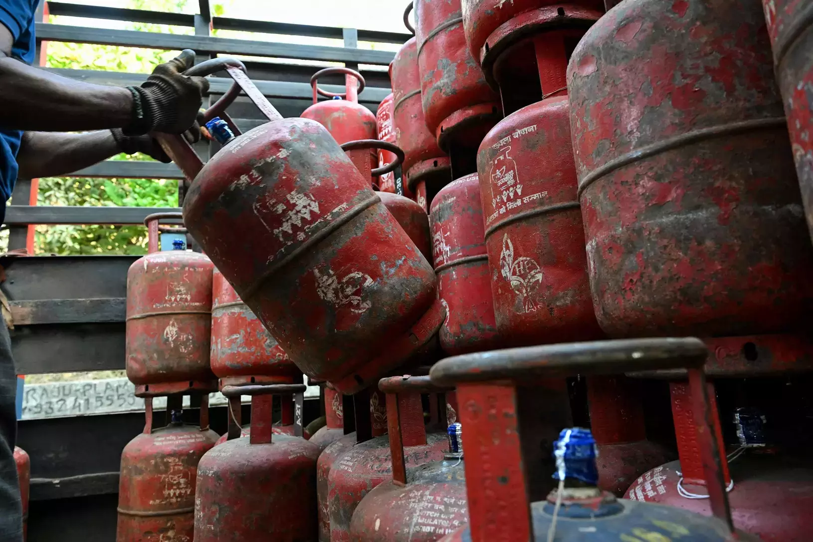 LPG की कमी से रेस्टोरेंट्स पर मुसीबत LPG की कमी से रेस्टोरेंट्स पर मुसीबत