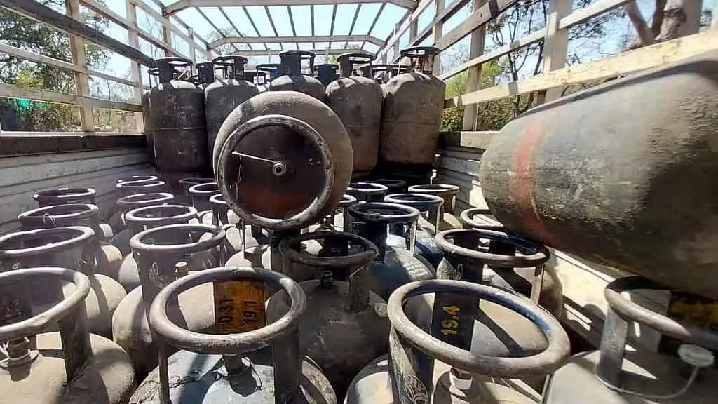 Bhopal : शादियों की भीड़, LPG गैस संकट, होटल, रेस्टोरेंट कोयला इस्तेमाल करने की इजाज़त मांग रहे Bhopal : शादियों की भीड़, LPG गैस संकट, होटल, रेस्टोरेंट कोयला इस्तेमाल करने की इजाज़त मांग रहे