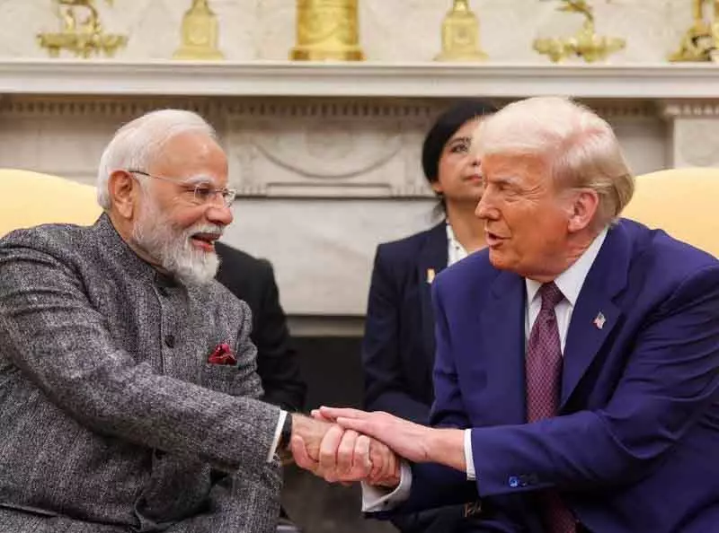 टैरिफ तनाव के बावजूद US ने भारत को रूसी तेल खरीदने की इजाज़त दी, क्यों? टैरिफ तनाव के बावजूद US ने भारत को रूसी तेल खरीदने की इजाज़त दी, क्यों?