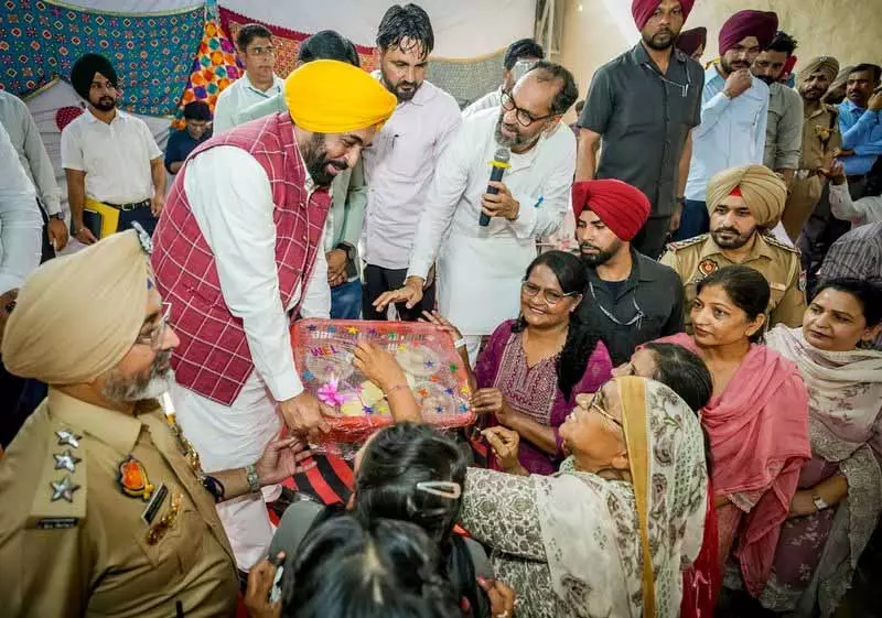 Punjab CM Bhagwant Mann ने महिलाओं के लिए मासिक वजीफे का बचाव किया Punjab CM Bhagwant Mann ने महिलाओं के लिए मासिक वजीफे का बचाव किया