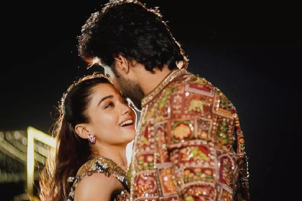 Vijay - Rashmika ने अपनी ड्रीमी मेहंदी सेरेमनी की झलकियां दिखाईं Vijay - Rashmika ने अपनी ड्रीमी मेहंदी सेरेमनी की झलकियां दिखाईं