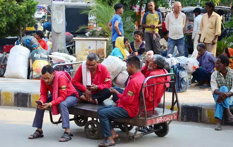 Jalandhar: दशकों से रेलवे स्टेशन पर कुलियों को रेस्ट रूम की सुविधा नहीं मिली Jalandhar: दशकों से रेलवे स्टेशन पर कुलियों को रेस्ट रूम की सुविधा नहीं मिली