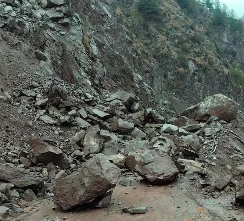 एनएस ब्रिज के पास लैंडस्लाइड से Baramulla-उरी हाईवे पर ट्रैफिक बाधित एनएस ब्रिज के पास लैंडस्लाइड से Baramulla-उरी हाईवे पर ट्रैफिक बाधित