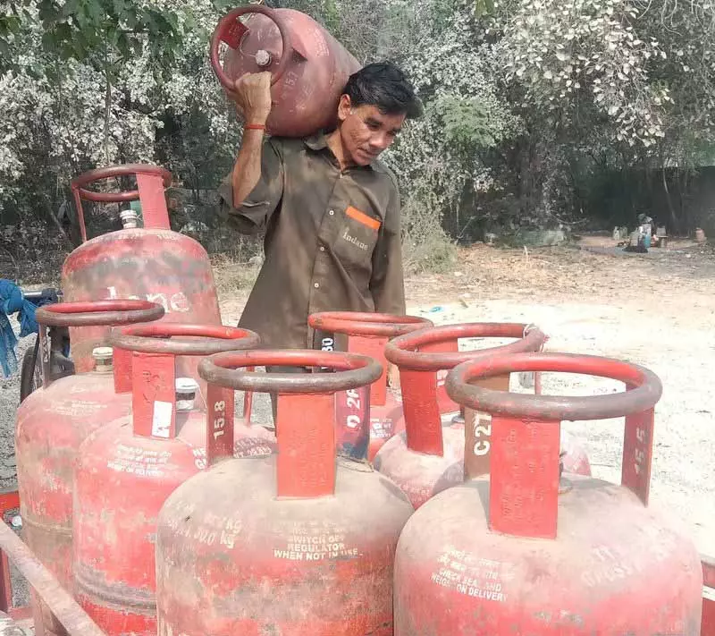 युद्ध के कारण LPG की कमी की आशंका से होटल मालिकों को परेशानी का सामना करना पड़ रहा युद्ध के कारण LPG की कमी की आशंका से होटल मालिकों को परेशानी का सामना करना पड़ रहा