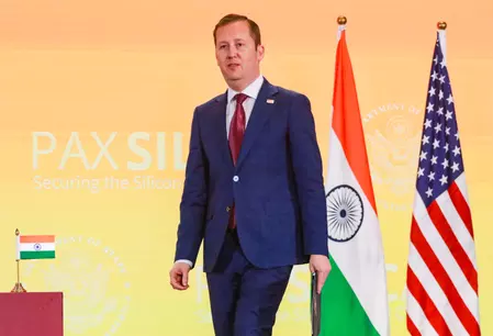 भारत दुनिया में तेल की कीमतें स्थिर रखने में अमेरिका का बहुत बड़ा साथी: राजदूत सर्जियो गोर भारत दुनिया में तेल की कीमतें स्थिर रखने में अमेरिका का बहुत बड़ा साथी: राजदूत सर्जियो गोर