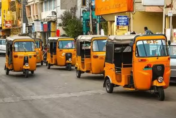 Chennai गैस की कमी: हज़ारों ऑटो सड़कों से नदारद Chennai गैस की कमी: हज़ारों ऑटो सड़कों से नदारद