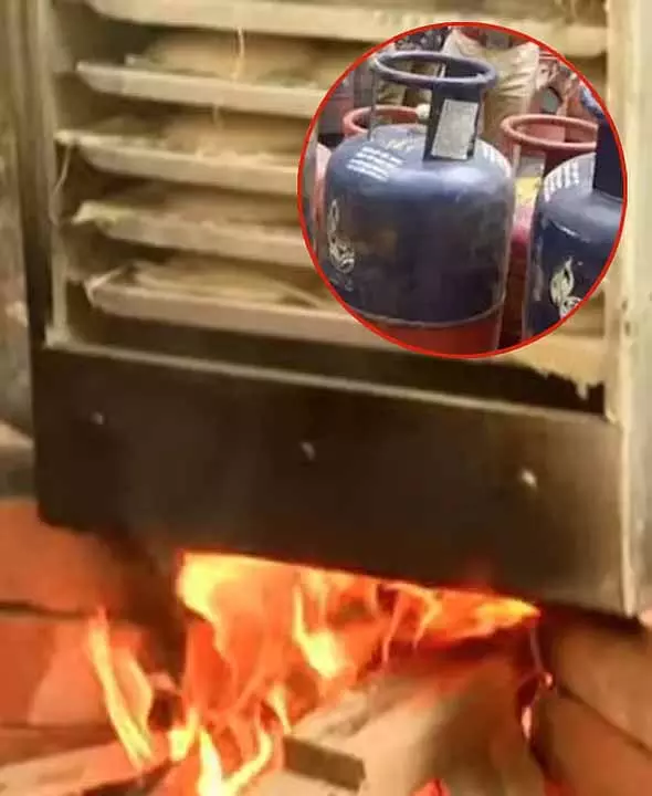 LPG सिलेंडर की कमी से होटलों में दिक्कत, कुछ ने लकड़ी के चूल्हे इस्तेमाल करना शुरू किया LPG सिलेंडर की कमी से होटलों में दिक्कत, कुछ ने लकड़ी के चूल्हे इस्तेमाल करना शुरू किया
