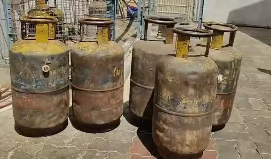 Cylinders गैस सिलेंडर की कमी: होटल इंडस्ट्री के लिए परेशानी Cylinders गैस सिलेंडर की कमी: होटल इंडस्ट्री के लिए परेशानी