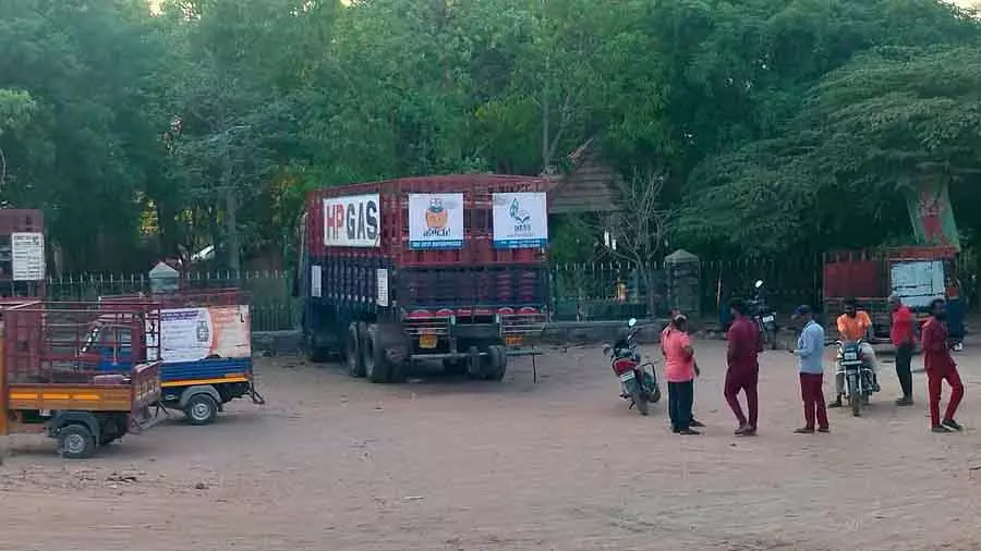 Ramnagar में कमर्शियल सिलेंडर की सप्लाई पूरी तरह रुकी Ramnagar में कमर्शियल सिलेंडर की सप्लाई पूरी तरह रुकी