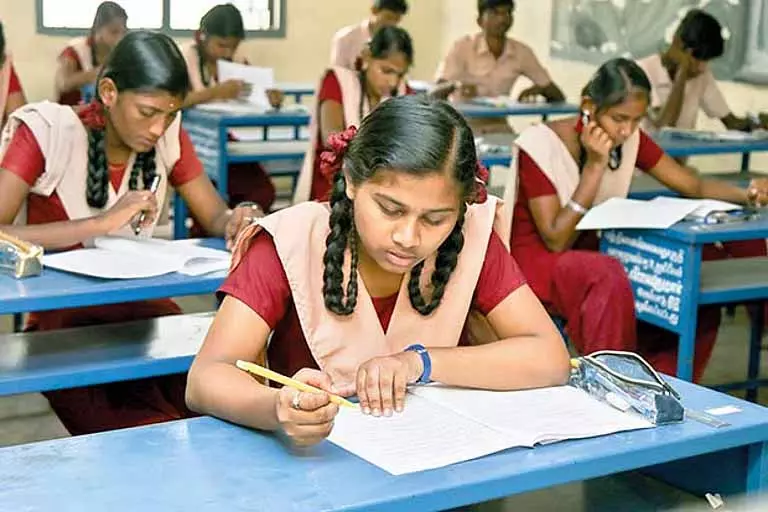 तमिलनाडु में SSLC की परीक्षाएं शुरू, 9 लाख से ज़्यादा स्टूडेंट्स ने दी परीक्षा तमिलनाडु में SSLC की परीक्षाएं शुरू, 9 लाख से ज़्यादा स्टूडेंट्स ने दी परीक्षा