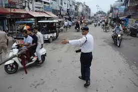 Bareilly: ट्रैफिक नियम पर नोकझोंक से सड़क पर जाम Bareilly: ट्रैफिक नियम पर नोकझोंक से सड़क पर जाम