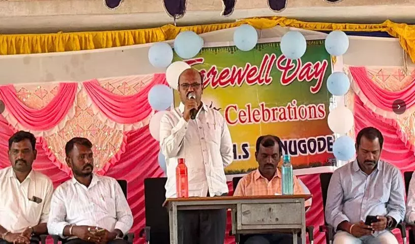 2001-02 और 2025-26 के क्लास के पुराने स्टूडेंट्स ने Munugodu में अपने स्कूल के लिए टोस्ट किया 2001-02 और 2025-26 के क्लास के पुराने स्टूडेंट्स ने Munugodu में अपने स्कूल के लिए टोस्ट किया