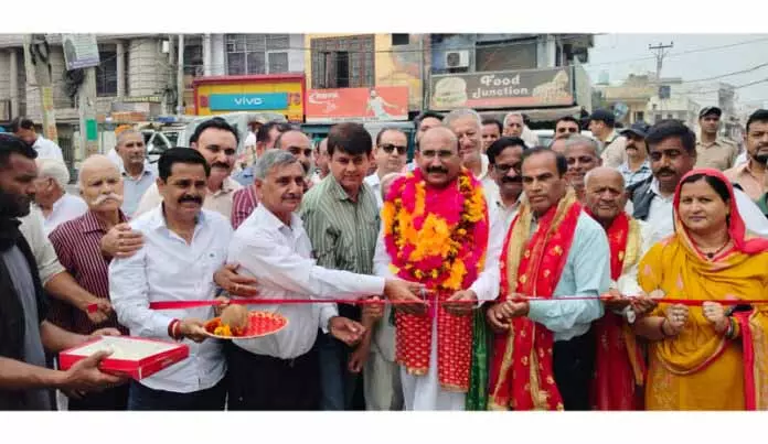 MLA ने सुंगल मोड़ से पक्का डंगा तक मैकडामाइजेशन कार्य का उद्घाटन किया MLA ने सुंगल मोड़ से पक्का डंगा तक मैकडामाइजेशन कार्य का उद्घाटन किया