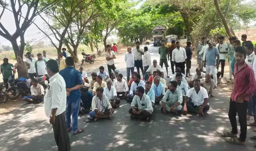 Lingareddy Palli के किसानों ने फसल बचाने के लिए रामायमपेट नहर का पानी मांगा Lingareddy Palli के किसानों ने फसल बचाने के लिए रामायमपेट नहर का पानी मांगा