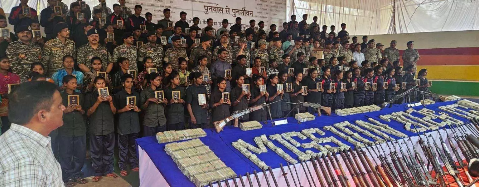 101 हथियारों के साथ 108 नक्सलियों का सरेंडर, 1 किलो सोना और साढ़े 3 करोड़ नगद बरामद 101 हथियारों के साथ 108 नक्सलियों का सरेंडर, 1 किलो सोना और साढ़े 3 करोड़ नगद बरामद