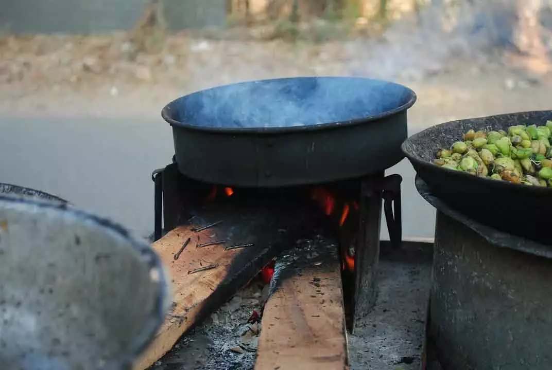 Bhubaneswar : LPG की कमी के बीच BMC ने खाना पकाने के लिए लकड़ी के इस्तेमाल की अनुमति दी Bhubaneswar : LPG की कमी के बीच BMC ने खाना पकाने के लिए लकड़ी के इस्तेमाल की अनुमति दी