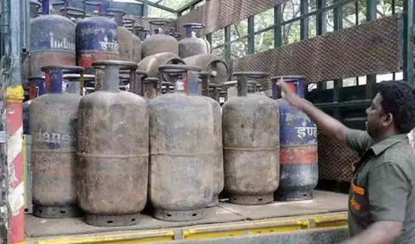 LPG की कमी के बीच बेंगलुरु के पीजी में सिर्फ़ दो बार खाना मिल रहा LPG की कमी के बीच बेंगलुरु के पीजी में सिर्फ़ दो बार खाना मिल रहा
