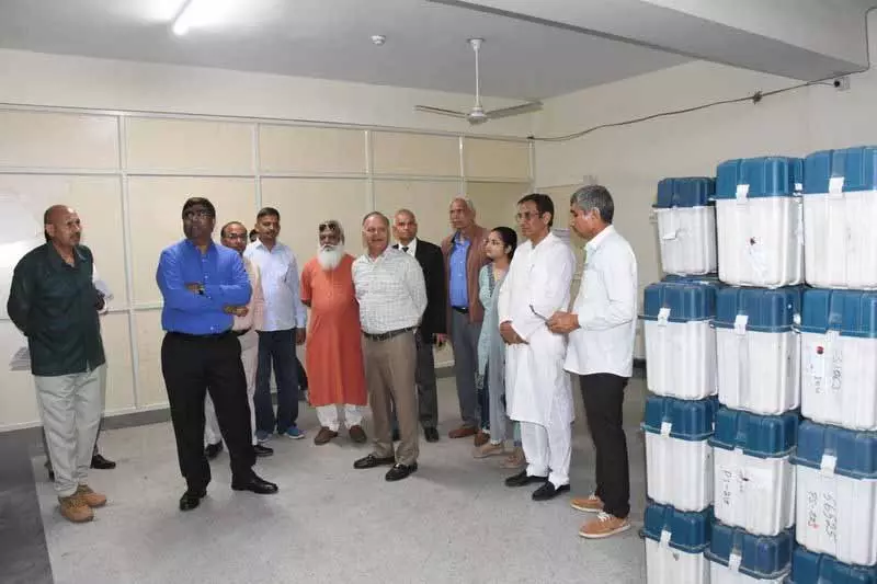 मुख्य चुनाव अधिकारी ए श्रीनिवास ने पंचकूला में EVM वेयरहाउस का निरीक्षण किया मुख्य चुनाव अधिकारी ए श्रीनिवास ने पंचकूला में EVM वेयरहाउस का निरीक्षण किया