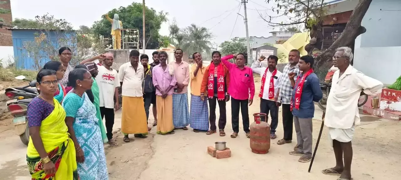 LPG की कीमतों में बढ़ोतरी, सिलेंडर की कमी से वारंगल, करीमनगर में विरोध प्रदर्शन LPG की कीमतों में बढ़ोतरी, सिलेंडर की कमी से वारंगल, करीमनगर में विरोध प्रदर्शन