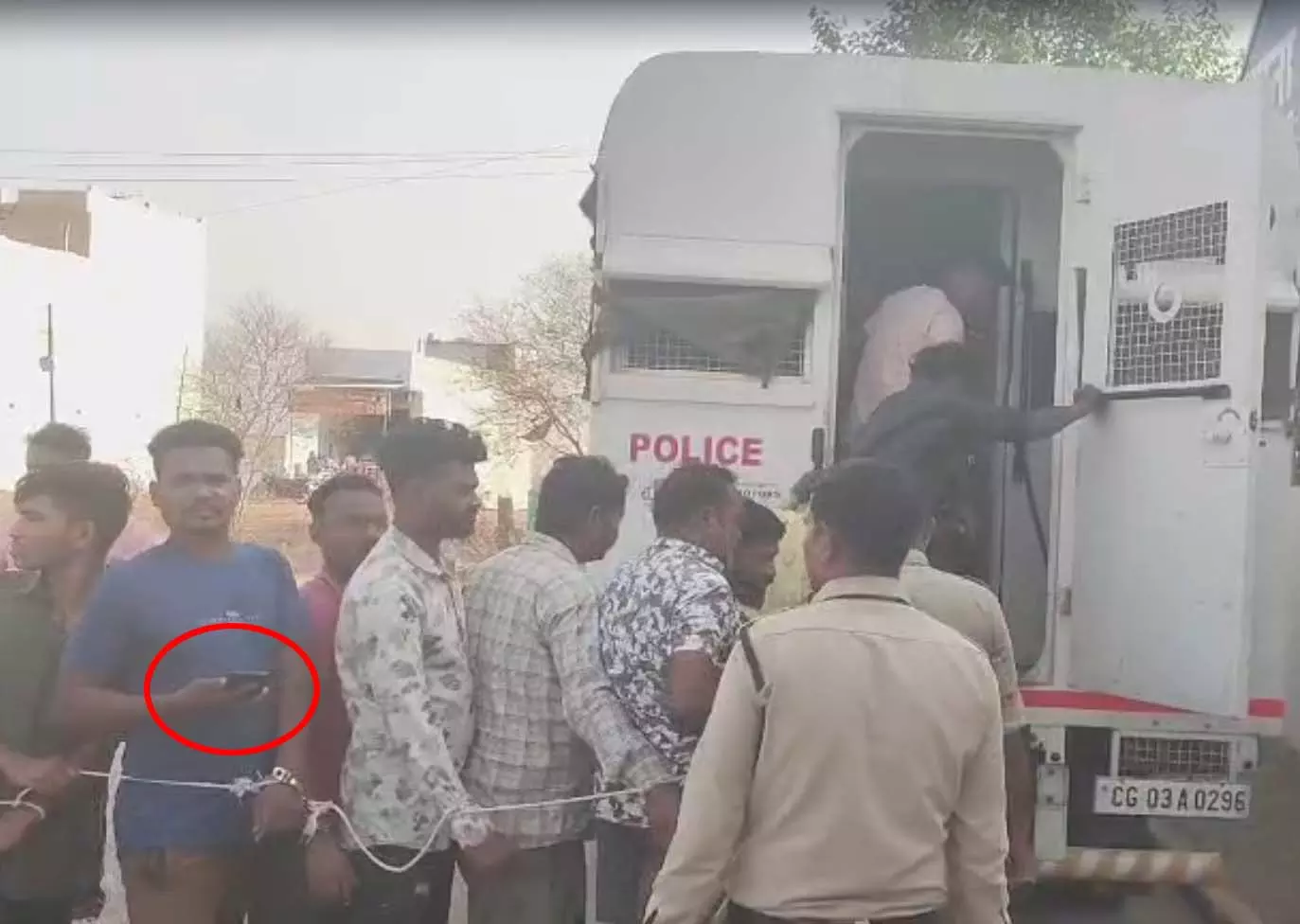 खरोरा पुलिस की बड़ी नाकामी, गिरफ्तार किए अपराधी के हाथ में दिखा मोबाइल खरोरा पुलिस की बड़ी नाकामी, गिरफ्तार किए अपराधी के हाथ में दिखा मोबाइल