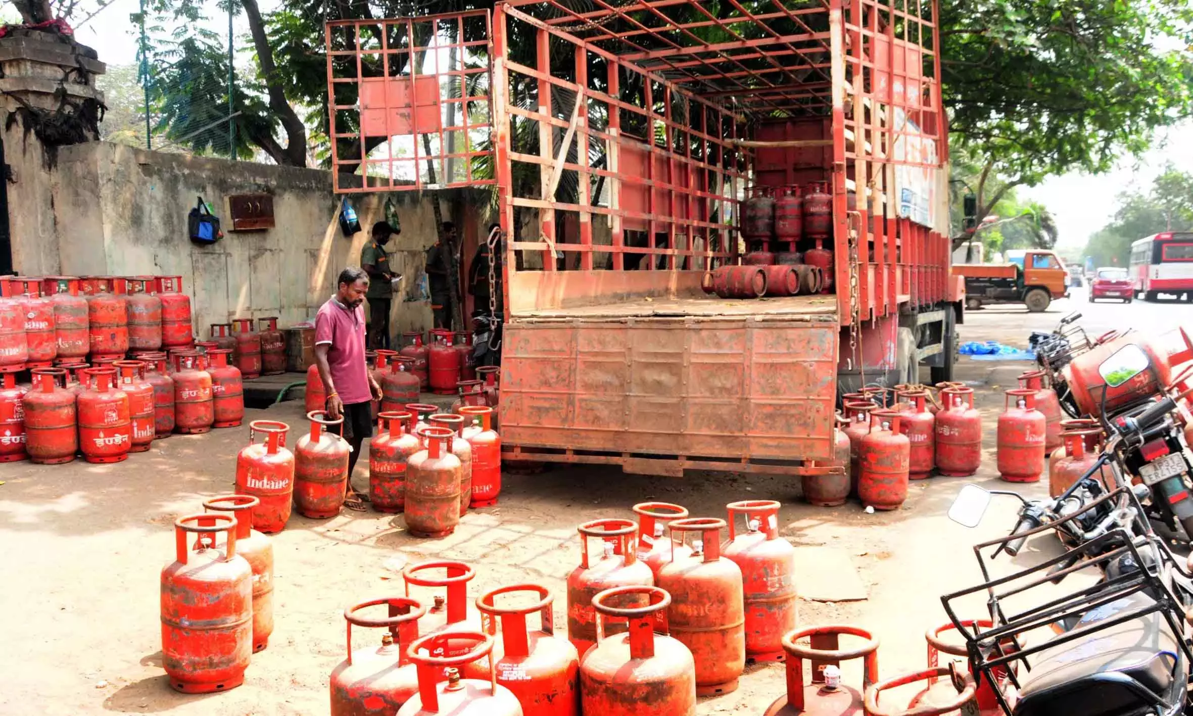 LPG सप्लाई की अफवाह से विशाखापत्तनम में पैनिक बुकिंग LPG सप्लाई की अफवाह से विशाखापत्तनम में पैनिक बुकिंग