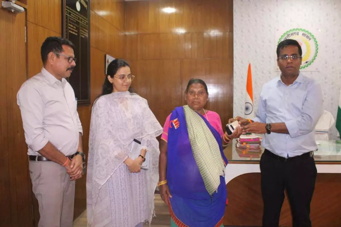 कलेक्टर डॉ. संजय कन्नौजे से मांग करने पर महिला को त्वरित मिला श्रवण यंत्र कलेक्टर डॉ. संजय कन्नौजे से मांग करने पर महिला को त्वरित मिला श्रवण यंत्र