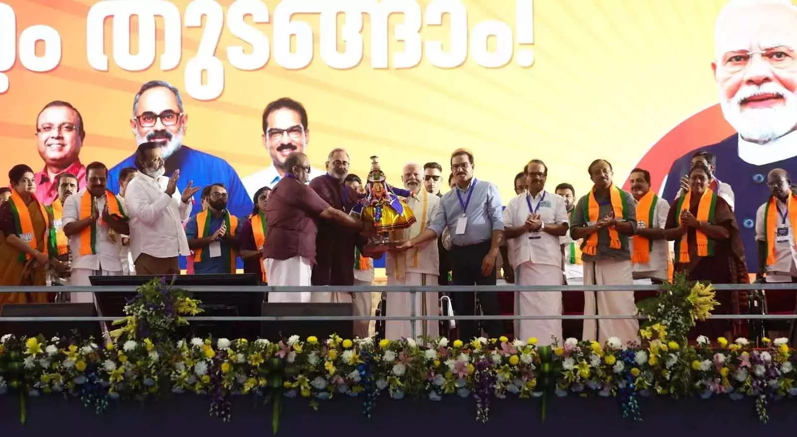 पश्चिम एशिया में फंसे भारतीयों की मदद का भरोसा: Narendra Modi पश्चिम एशिया में फंसे भारतीयों की मदद का भरोसा: Narendra Modi
