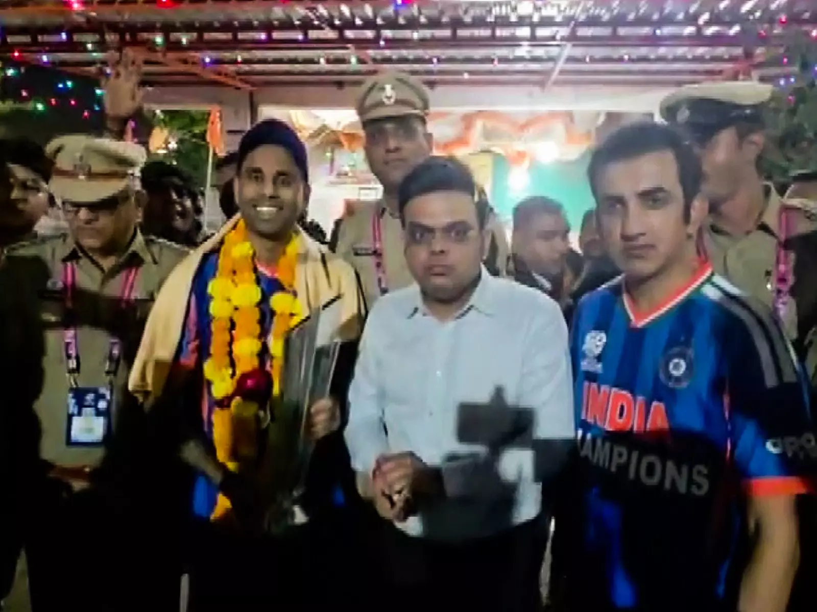 गंभीर ने T20WC ट्रॉफी के साथ भारत के मंदिर जाने पर सवाल उठाने के लिए कीर्ति आज़ाद की आलोचना की गंभीर ने T20WC ट्रॉफी के साथ भारत के मंदिर जाने पर सवाल उठाने के लिए कीर्ति आज़ाद की आलोचना की